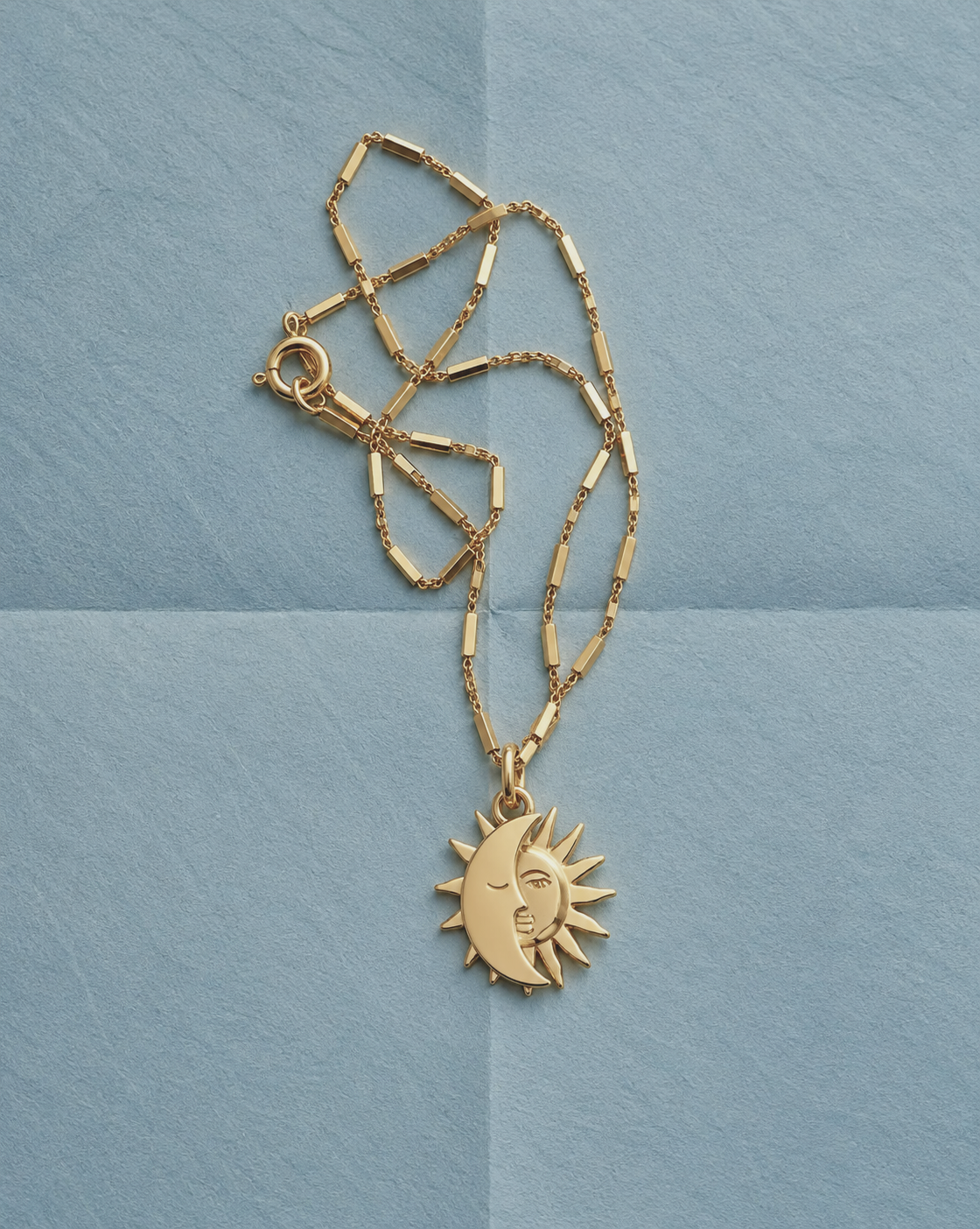 Collar Side by Side sobre papel azul